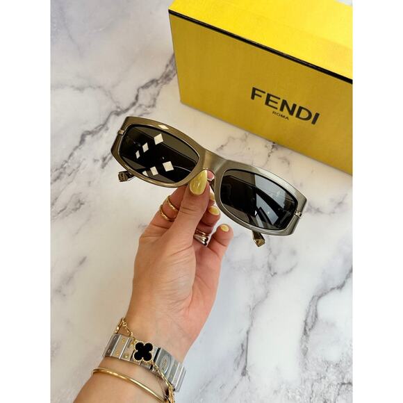 NEW Fendi FE40120I Fendigraphy Bronze Shield Sunglasses - Picture 1 of 10